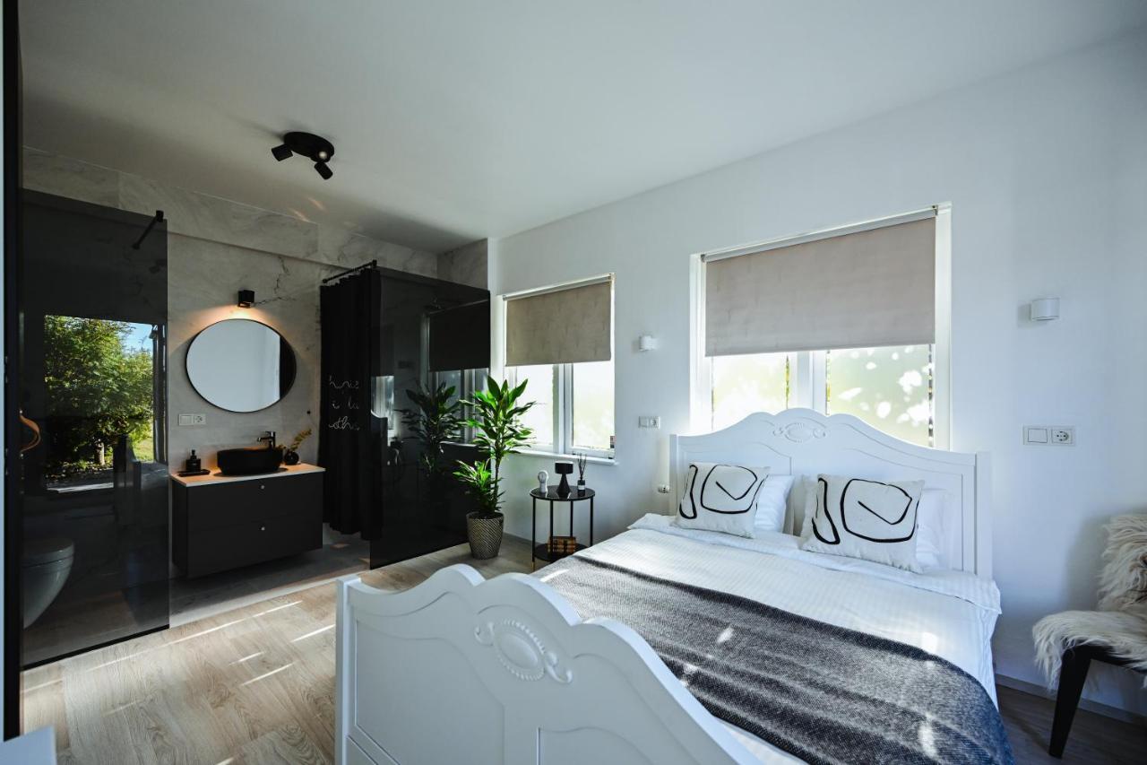 Alka - Cozy Room By The Sea With Private Hot Tub Njarthvik Zewnętrze zdjęcie