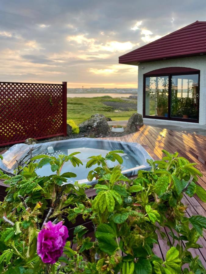 Alka - Cozy Room By The Sea With Private Hot Tub Njarthvik Zewnętrze zdjęcie